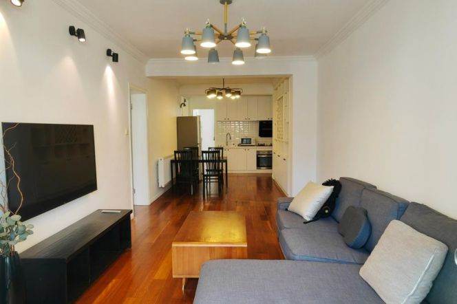 Spacious 2 br with 2 bath + open balcony near IAPM. in Old XuHui, easy to L 1/10/12