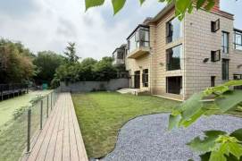 5+1 Bedroom Townhouse with Massive Private Garden, Full Central Air & Underfloor Heating  