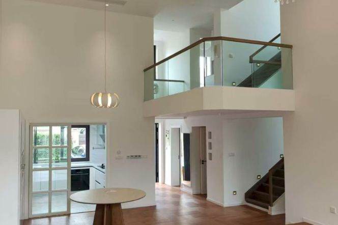 5+1 Bedroom Townhouse with Massive Private Garden, Full Central Air & Underfloor Heating  