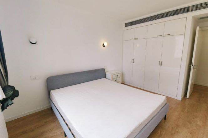 Modern & Spacious 3 br with wall-heating 3  mins walking to L9/12 JiaShan Rd St.