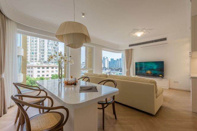 Bright Full South-Facing 3-Bed with Panoramic Floor-to-Ceiling Windows & Three Balconies
