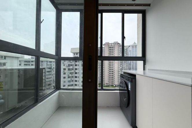 Xujiahui 78 sqm 1 br Apt &elevator &floor heating 11k
