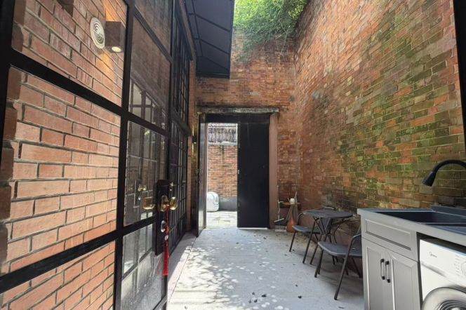Nice Yard 2+1BR APT Fuxing(w) Rd Changshu Rd 10.5k