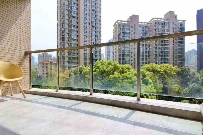 Nice Balcony 2br/2bt Flat in Regent Garden