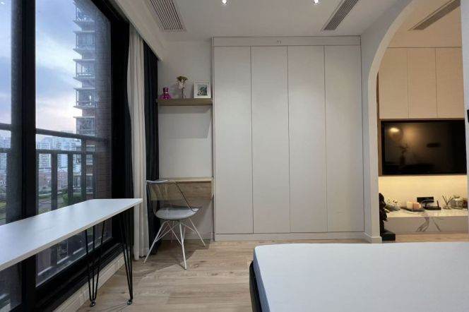 Modern bright quiet flat with big windows central AC @ line 7, 13,14 