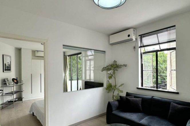 Unique 1br with balcony @South Shaanxi Rd &IAPM  Line 1/10/12   