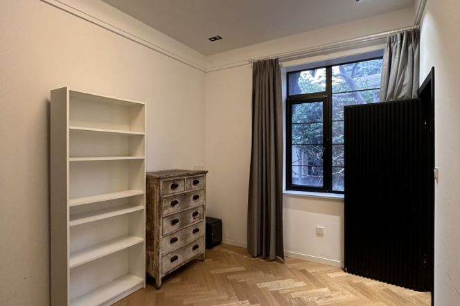 West Nanjing rd 130 sqm 2 br+2 bath Apt &balcony 14.5K