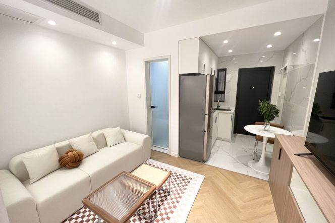 Lovely modern decorated 1 BR with outdoor yard near Zhongshan Park 