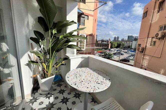 Modern 1 br with lift next SuZhou Creek. easy to L11 LongDe Rd St.