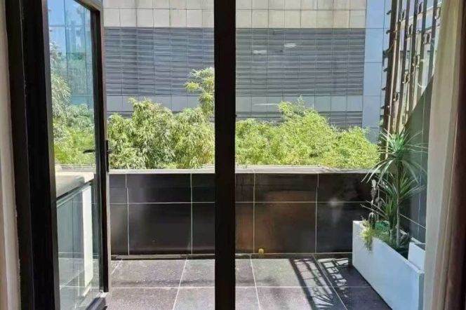 Elevator 1br - North Xiangyang Road - 3 mins to Lines 1/10/12 South Shaanxi Road Station