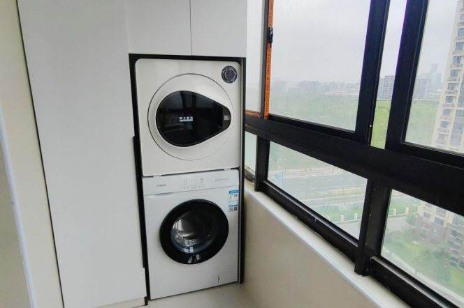 Bright 3 br near NYU shanghai, easy to L 8 LingZhaoXinCun St.