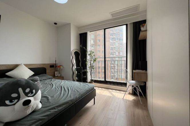 Modern bright quiet flat with big windows central AC @ line 7, 13,14 