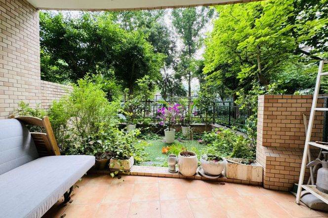 Modern decoration 2brs with garden in Pudong 