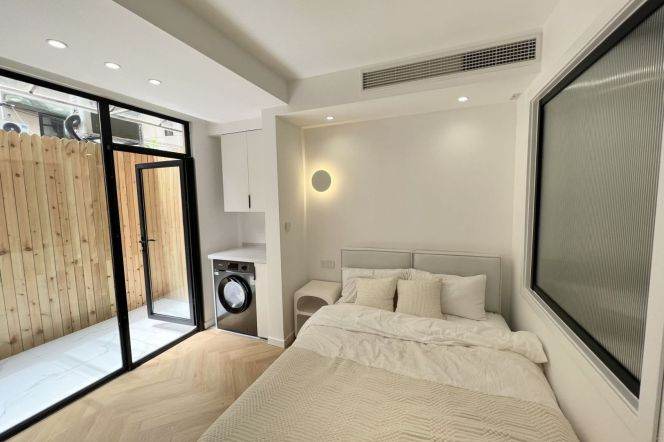 Lovely modern decorated 1 BR with outdoor yard near Zhongshan Park 