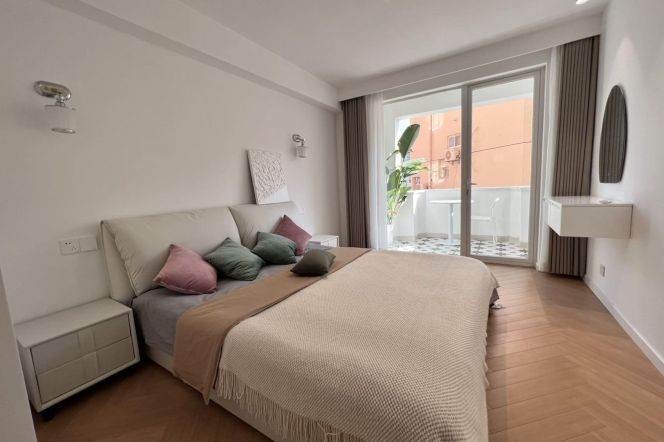 Modern 1 br with lift next SuZhou Creek. easy to L11 LongDe Rd St.
