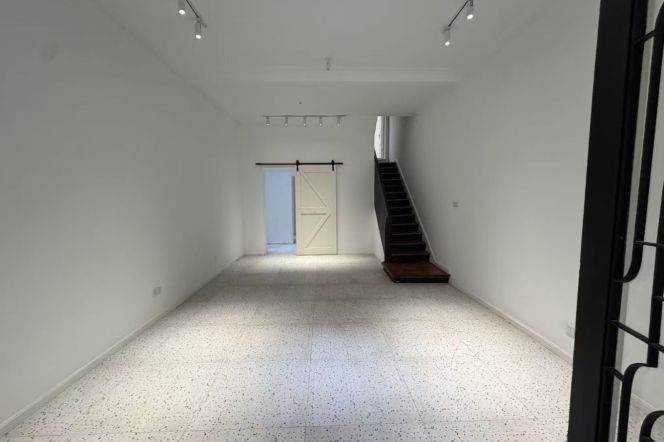 Spacious whole lane house 250sqm Nanjing(w) Rd 29.8k