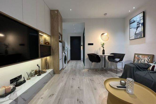 Modern bright quiet flat with big windows central AC @ line 7, 13,14 