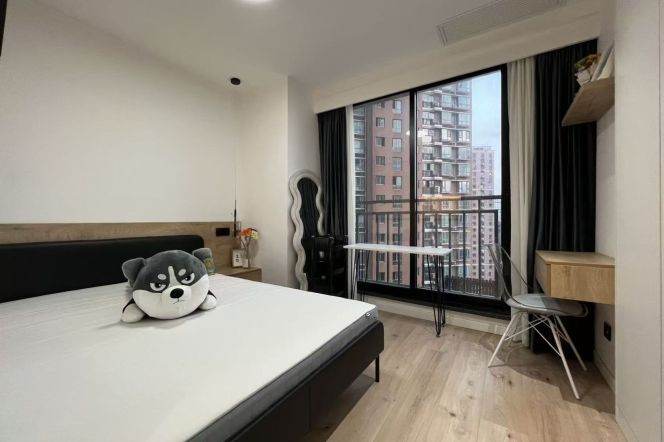 Modern bright quiet flat with big windows central AC @ line 7, 13,14 