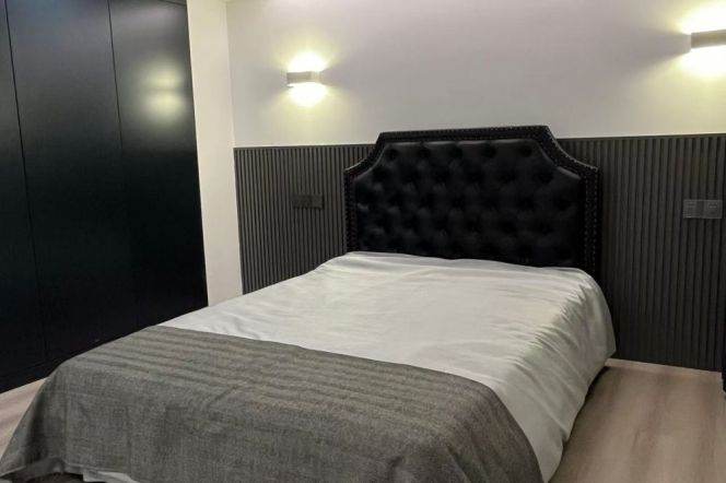 Elevator 2-bedroom apartment, Zhaojiabang Road, 3-min walk to Line 9 & 12 Jiashan Road Station