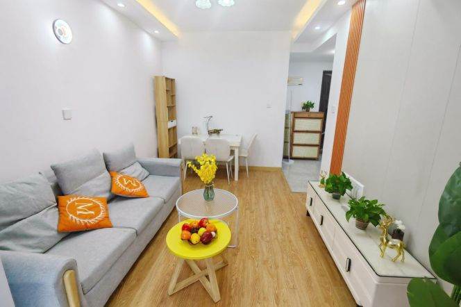 Cozy 1  br next metro stop of line 8 LingzhaoXinCun St. near NYU shanghai