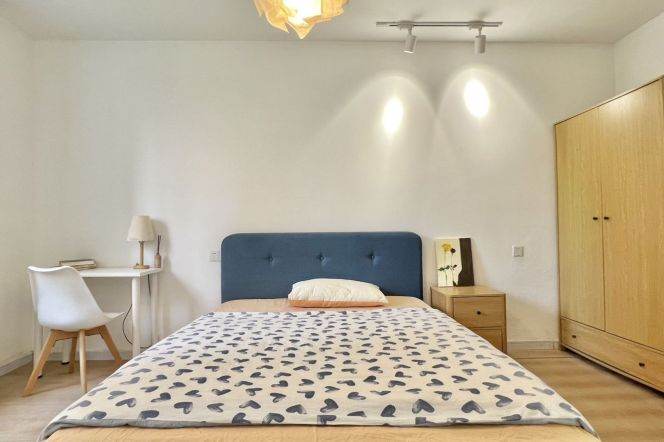 Master bedroom near Jingan temple, close to SJTU, international roommates 