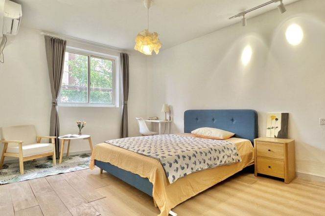 Master bedroom near Jingan temple, close to SJTU, international roommates 