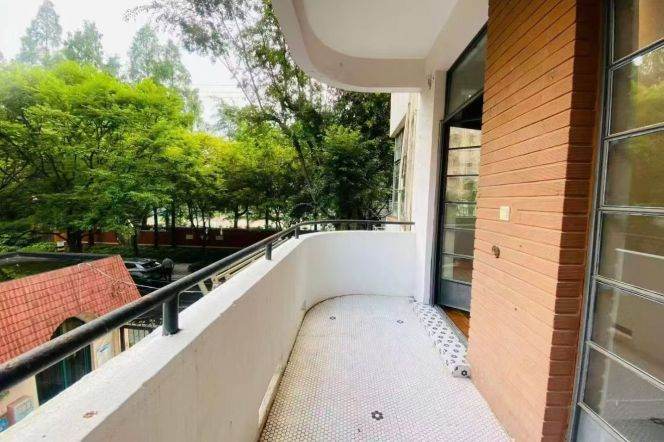 190 sqm 3+1 br unfurnished old Apt&balcony / wulumuqi rd 33K 