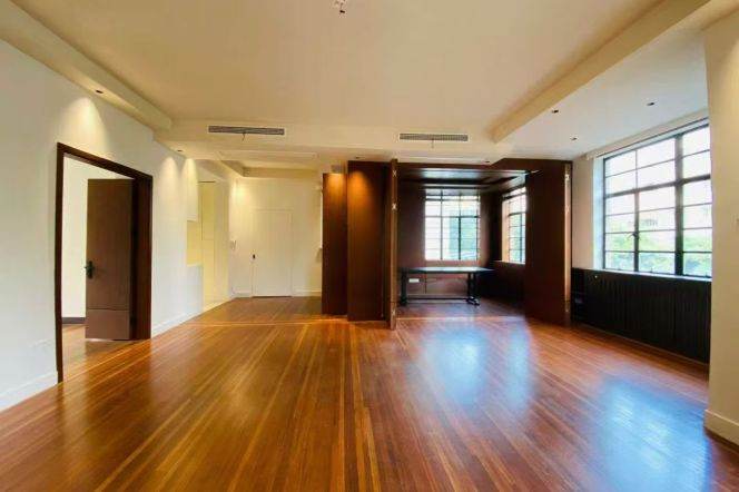 190 sqm 3+1 br unfurnished old Apt&balcony / wulumuqi rd 33K 