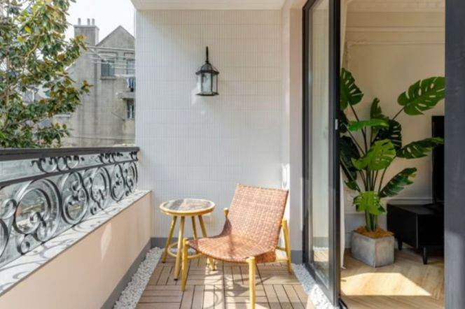 Excellent 2br/2bt Balcony Apt in Yuyuan Road