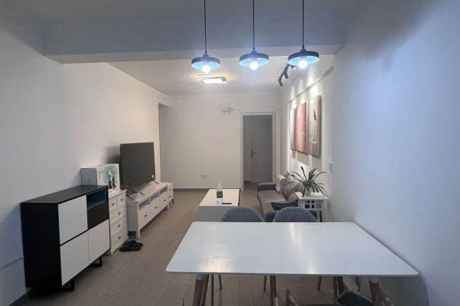 Room in share apartment near West Nanjing Road (subway station) 