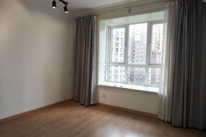 Jing'an 165 sqm 3 br Apt &balcony &floor heating &oven 21K