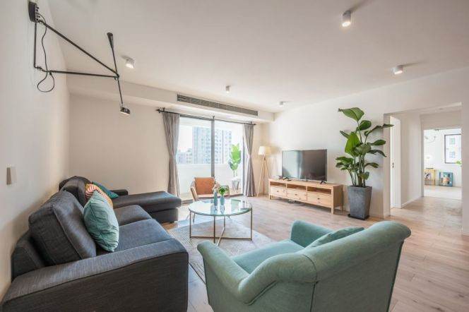 Spacious 4br with balcony nr Jiashan Rd Line 9&12