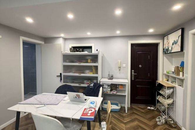 Elevator 2br Apt close to Hongqiao Road metro