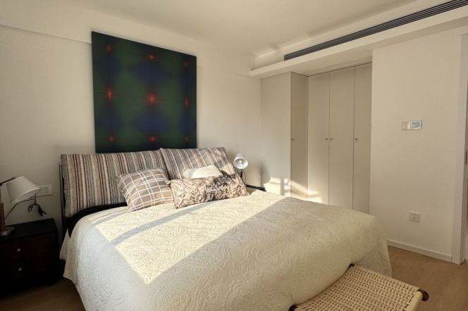 Great sunshine 1Br  | Next to Changshou rd metro L7/13 | Bright + Big window +Elevator