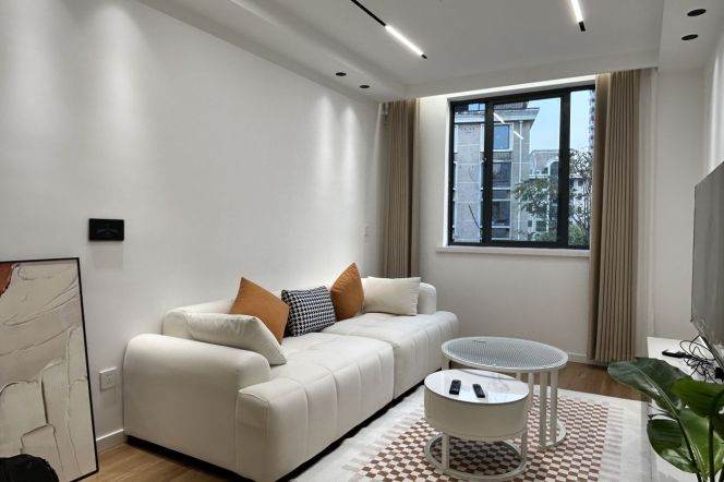 Jiangsu rd & Zhongshan Park | Spacious 2br + elevator + cloakroom +heating 