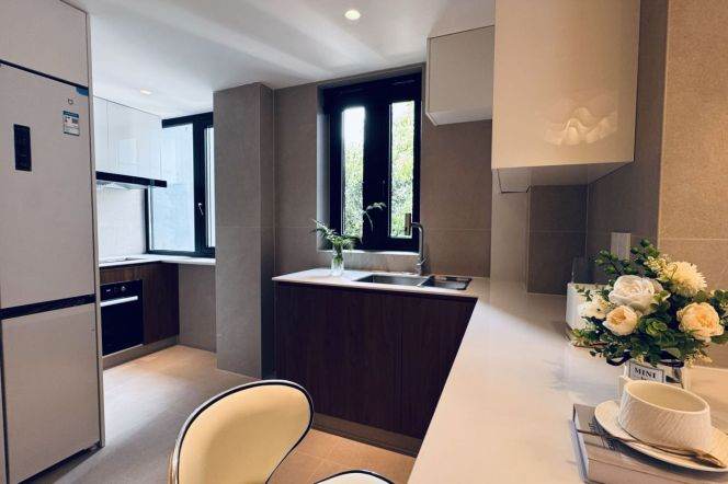 Xuhui West Bund 2+1 br Apt &floor heating &oven 14K