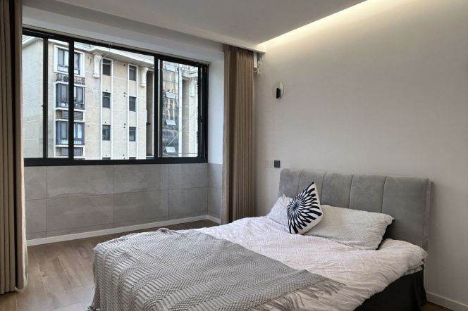 Jiangsu rd & Zhongshan Park | Spacious 2br + elevator + cloakroom +heating 