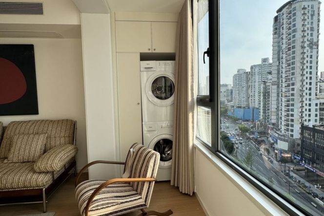 Great sunshine 1Br  | Next to Changshou rd metro L7/13 | Bright + Big window +Elevator