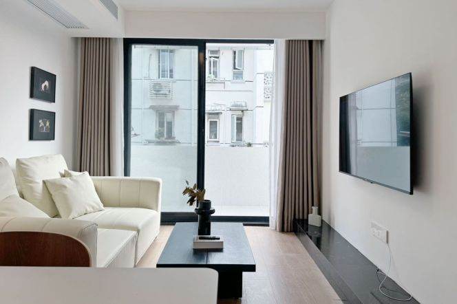 Jiangsu rd/charming 1br 2lr+open balcony/double south/big living room@L11/2