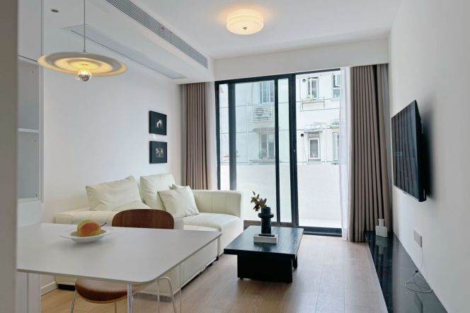 Jiangsu rd/charming 1br 2lr+open balcony/double south/big living room@L11/2