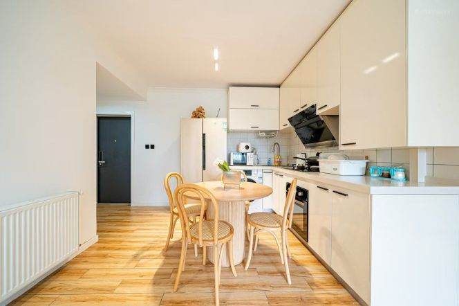 Super nice modern 4 br golden location Nanjing (W) Rd. M2/12/13