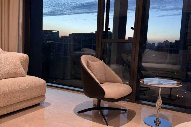  Modern & Bright 3-Bedroom Luxury Flat with Complete Heating & Furnishings