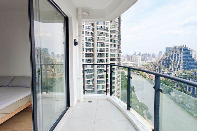  Modern & Bright 3-Bedroom Home with River View, Complete Heating & Furnishings
