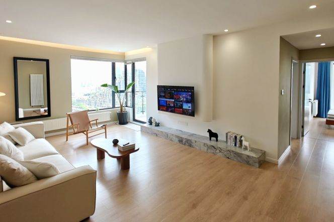  Modern & Bright 3-Bedroom Home with River View, Complete Heating & Furnishings