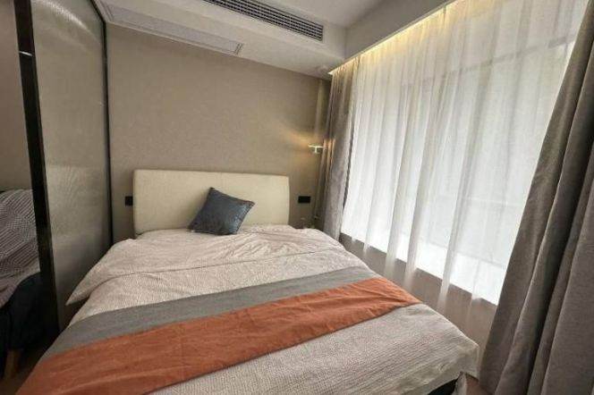 Nice one bedroom elevator apt with central AC & oven & Bathtub @Xujiahui