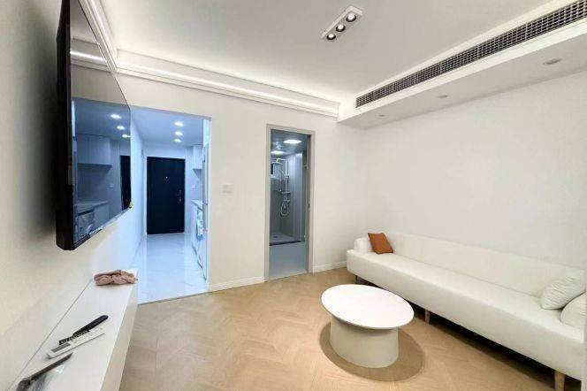 Hongqiao rd/modern 1br 1lr+nice yard/with central AC/bright room,@L10/3/4