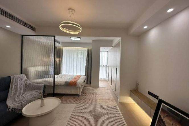 Nice one bedroom elevator apt with central AC & oven & Bathtub @Xujiahui