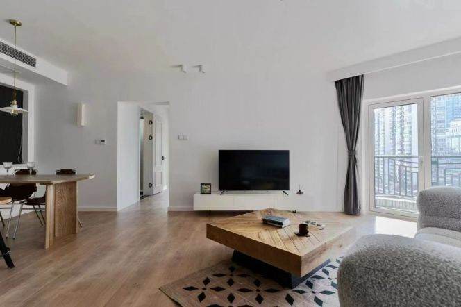    Modern & Bright 3-Bedroom Home with open balcony, Complete Heating & Furnishings
