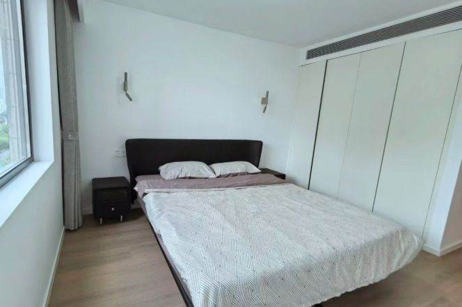 Metro Line 9-12, Jia Shan Road, zero distance, 2-bers facing south, with parking space