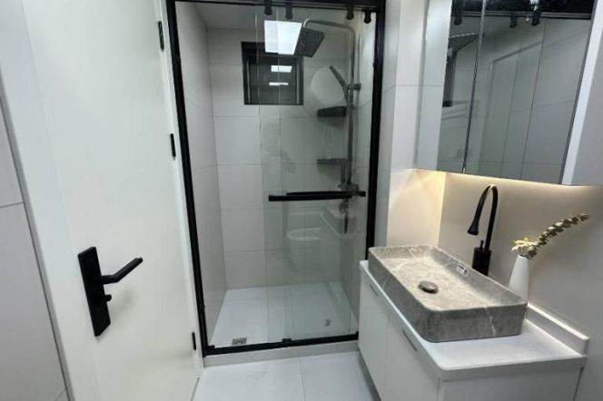 Nice one bedroom elevator apt with central AC & oven & Bathtub @Xujiahui